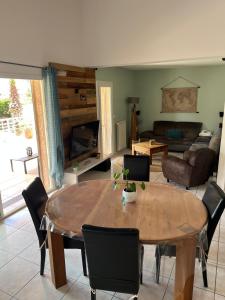 Maisons de vacances Villa au calme avec piscine : photos des chambres