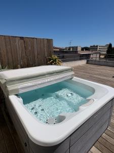 Hotels Hotel Sable Et Soleil - Port, Plage & Jacuzzi prive : Suite avec Terrasse et Jacuzzi Privé