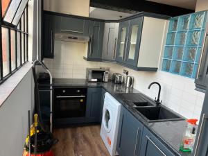 City-Centre 1-Bed Apt with Balcony - Steps from Nightlife