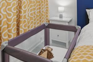 Spacious Ground Floor Victorian Flat Near Queens by StayByNumbers