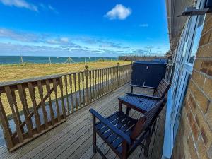 Lovely 5 Berth Bungalow At Waterside Village Park In Corton Ref 14006W