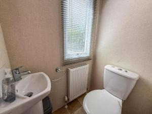 6 Berth Luxury Caravan With Full Sea Views At Azure Seas In Suffolk Ref 32069Az