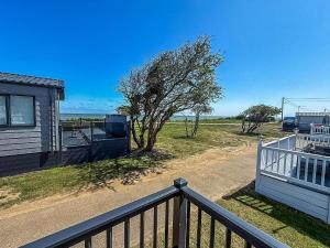 Beautiful 6 Berth Caravan, Nearby Beach In Suffolk Ref 68016Bs