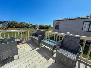 Superb Caravan By The Seaside In Kessingland, Suffolk Ref 90040Sg