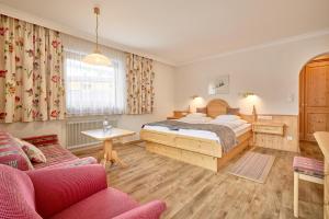 Superior Double Room with Balcony room in Hotel Appartement Roggal
