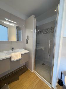 Hotels Hotel Sable Et Soleil - Port, Plage & Jacuzzi prive : Chambre Triple avec Balcon