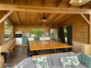 Grande maison de charme avec piscine au coeur des vergers et vignobles