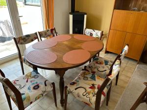 Maisons de vacances Maison Seventies climatisee, parking prive : photos des chambres