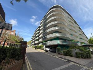 Homey and Secure apartment - Wembley Stadium!
