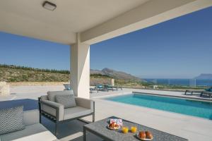 Luxury New Villa Sea Breeze with Private Pool, Jacuzzi and Playroom