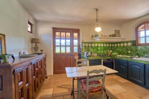 Maisons de vacances Charme provencal Les amandiers piscine et animaux : photos des chambres