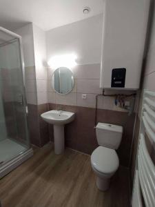 Auberges Les Chambres avec SDB,1 Studio l-interieur completement renove en 2024,plage du Debarquement 5 minutes a pied : Chambre Lits Jumeaux