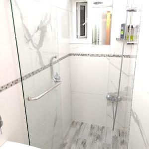 Seafront Apartment - Sleeps 13 - Parking - Balcony