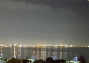 Seafront Apartment - Sleeps 13 - Parking - Balcony
