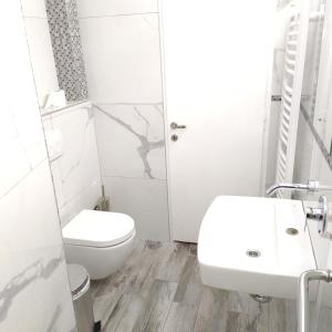 Seafront Apartment - Sleeps 13 - Parking - Balcony