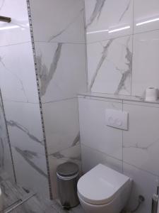 Seafront Apartment - Sleeps 13 - Parking - Balcony