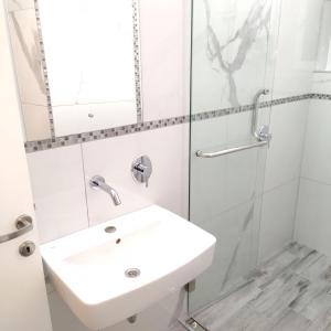 Seafront Apartment - Sleeps 13 - Parking - Balcony