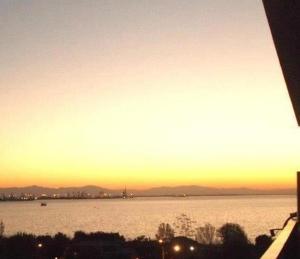Seafront Apartment - Sleeps 13 - Parking - Balcony