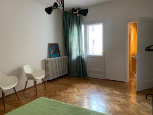 Ultra Central 4 Rooms Vintage Apartment
