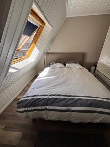 Joli 2 pièces, avec climatisation et grande terrasse, vue sur les toits, zone piétonne