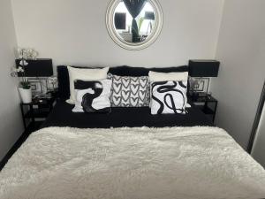 Executive Suite Top Location & Fast Free Wi-Fi & AC & Parking