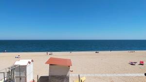 Bilocale con due bagni cod 496 FRONTEMARE CON SPIAGGIA INCLUSA