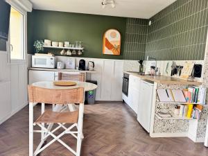 Appartements Studio La Petite Oasis- Ideal couple - calme - balcon sud - lumineux - 10min du centre & plage - proche Centre Juno Beach - wifi : photos des chambres