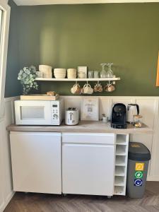 Studio La Petite Oasis- Idéal couple - calme - balcon sud - lumineux - 10min du centre & plage - proche Centre Juno Beach - wifi