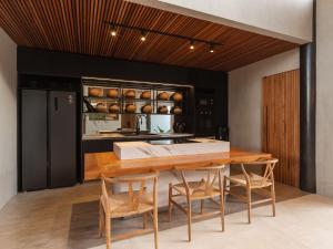 House of Winds Complex - Unique Stylish 12BR - 4x3BR Villa in Canggu