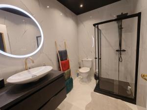 Spacious NEW Apt near Promenade up to 6 with AC