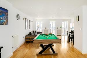 Spacious 3-Bedroom Shoreditch Apartment, 2 Baths & 2 Balconies Sleeps 6