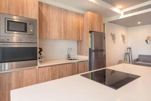 Luxury 2BD 2BA Ocean view 200m from beach