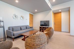 Luxury 2BD 2BA Ocean view 200m from beach