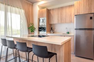 Luxury 2BD 2BA Ocean view 200m from beach