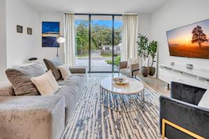 Wonderful New Tropical Pool House North Miami