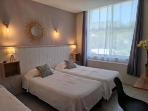 Hotels Hotel Les Bellugues : Chambre Triple avec Douche