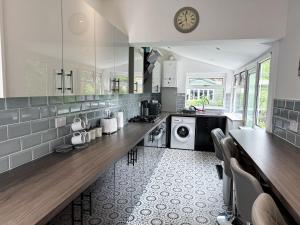 Hambledon House 4BR Entire Home