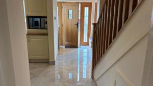 Dundridge Home - Morden Urban Living - Sleeps up to 9 guests & private parking for 2 vehicles