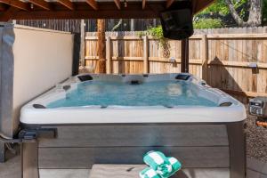 Castle Stay by Gathering Place Hot Tub & Fire Pit