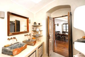 Santorini Vista Legacy Retreat - Live the history, wake to the view
