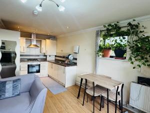 Charming 2 Bedroom Flat with Urban Views