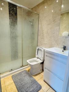 Charming 2 Bedroom Flat with Urban Views