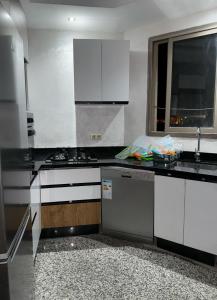 شقة جميلة ومجهزة افران