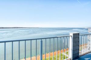 Harbour Island 402M condo