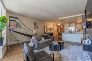 Serene Haven DT HighRise, Gym, Pool, Parking, W-D, Golf