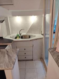Studio - Sleeps 3 - Balcony - Parking