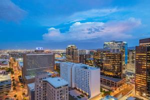 Luxury 1BR DT HighRise, Pool, Gym, Parking, W-D, Golf