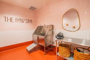 Modern HighRise Sanctuary, Gym, Pool, Prking, W-D, Golf