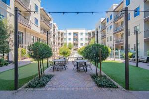 Modern 2BR Uptown Biltmore Gym Pool Parking WD
