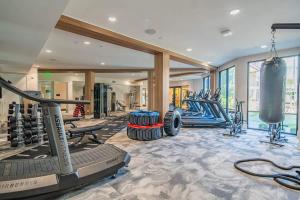 Modern 2BR Uptown Biltmore Gym Pool Parking WD